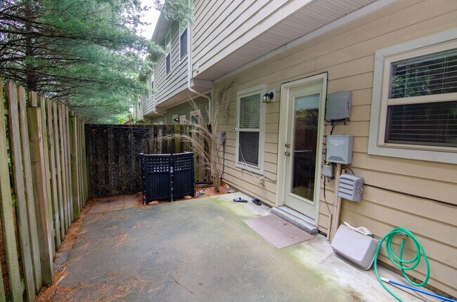 Building Photo - Furnished rental