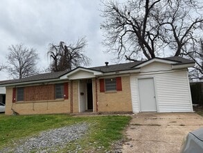 Building Photo - 3 bedroom 1 bathroom **$300 OFF 1ST MONTH SPECIAL