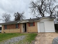 Building Photo - 3 bedroom 1 bathroom **$300 OFF 1ST MONTH SPECIAL