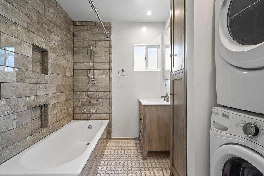 Building Photo - 4044 Huron Ave