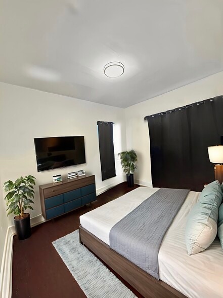 Building Photo - 9004 Jamaica Ave