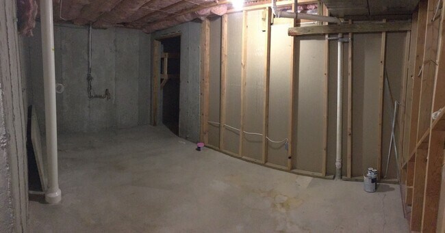 Building Photo - Spacious Home w 2 attached 2 car garage