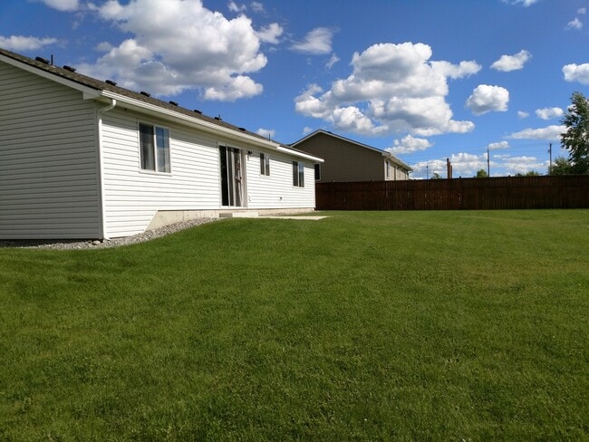 Building Photo - Modern Home with Large Fenced Yard