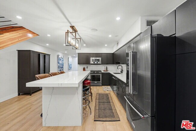 Building Photo - 700 Main St