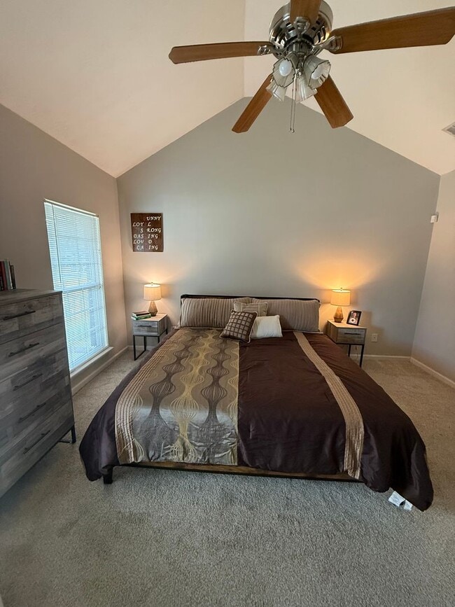 Building Photo - 4Bed 2.5Bath