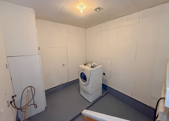 Building Photo - $500 OFF FIRST MONTHS RENT! 3 Bed in MWC!