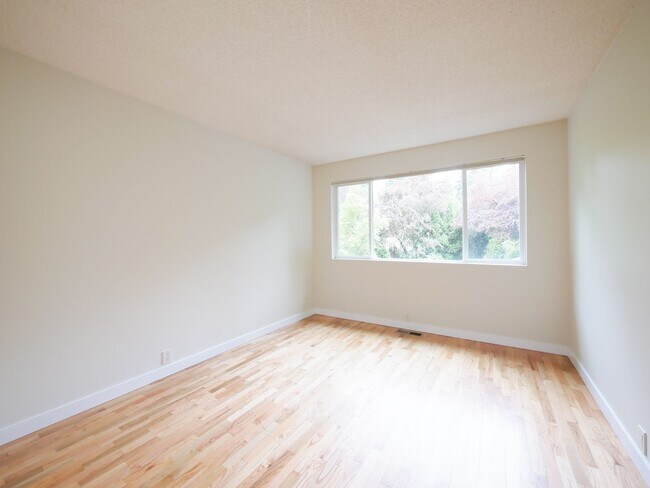 Building Photo - 3 Bed and 3 Bath Plus Office Private Singl...