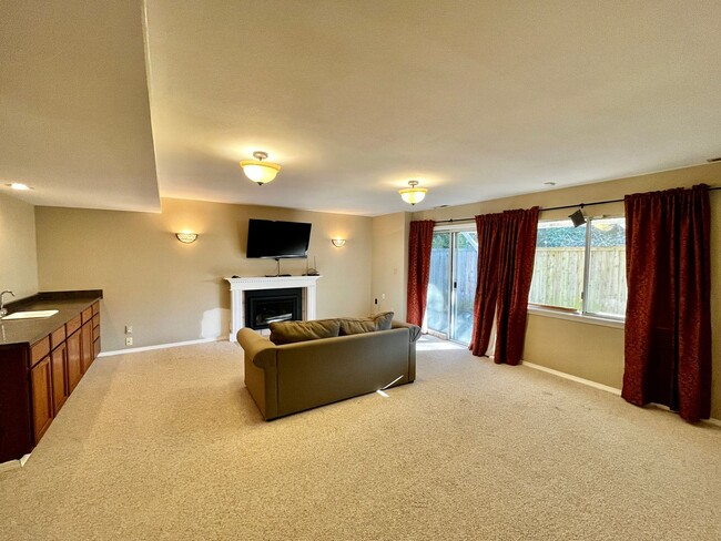 Building Photo - 4 Bedroom, 3 Car Garage Home in CK School ...