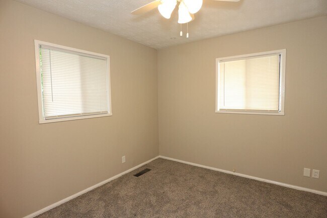 Building Photo - Three Bedroom Lafayette Home!