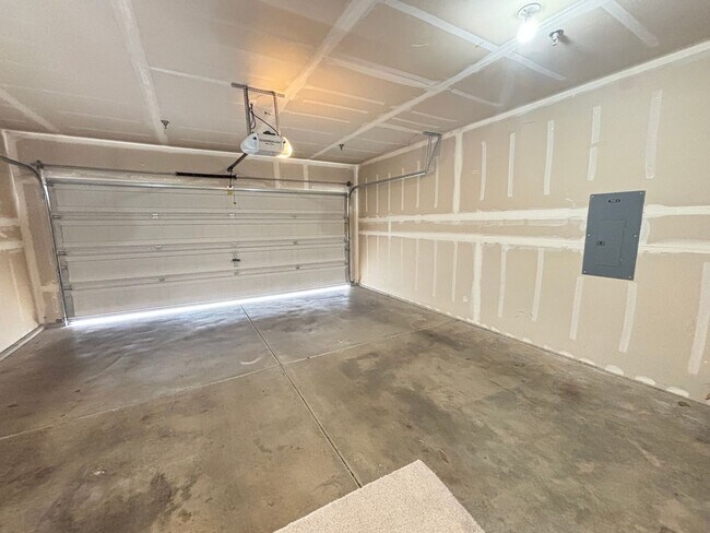 Building Photo - 3 Bedroom Condo in Dupont