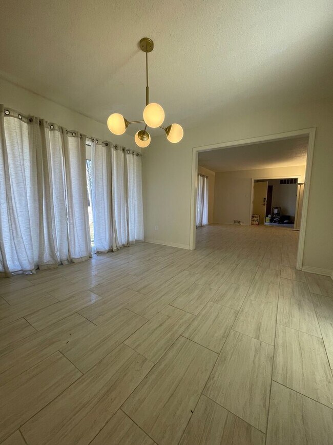 Building Photo - Wonderful 4 bed 3 bath home in East Memphis