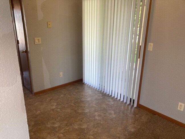 Building Photo - 2 Bed 1 Bath Located behind Hy-Vee in Osag...