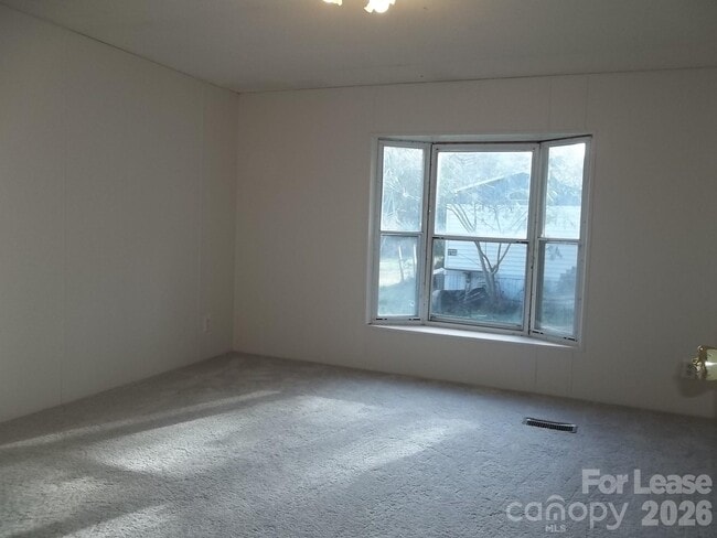 Building Photo - 150 Thornwood Ln