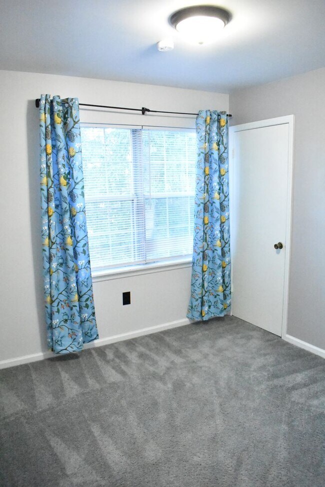 Building Photo - Welcome To Lake Ridge's Finest...