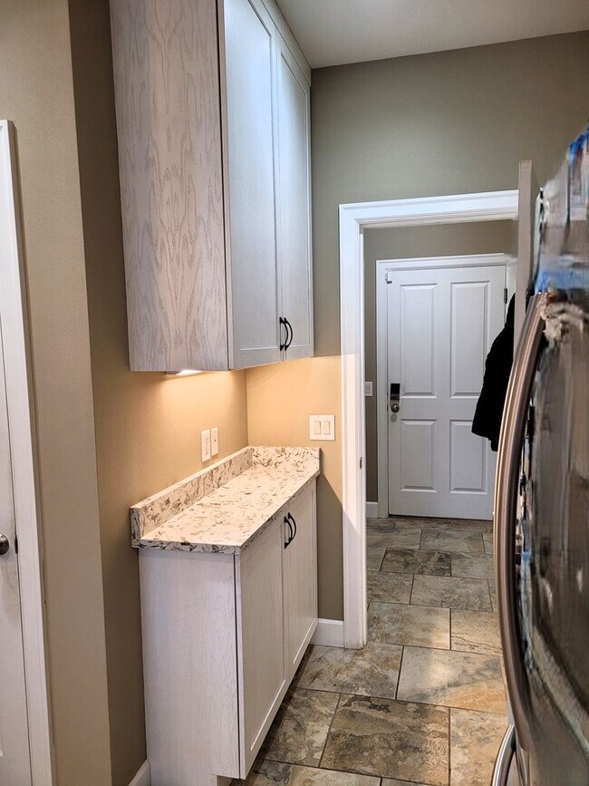 Building Photo - Beautiful Home in Desirable Geneva Neighborhood - 2700 sqft