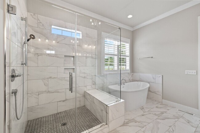 Building Photo - **Luxury 4/4 with Fenced in Yard**