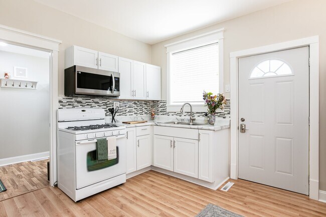 Building Photo - 1122 Emerson Ave