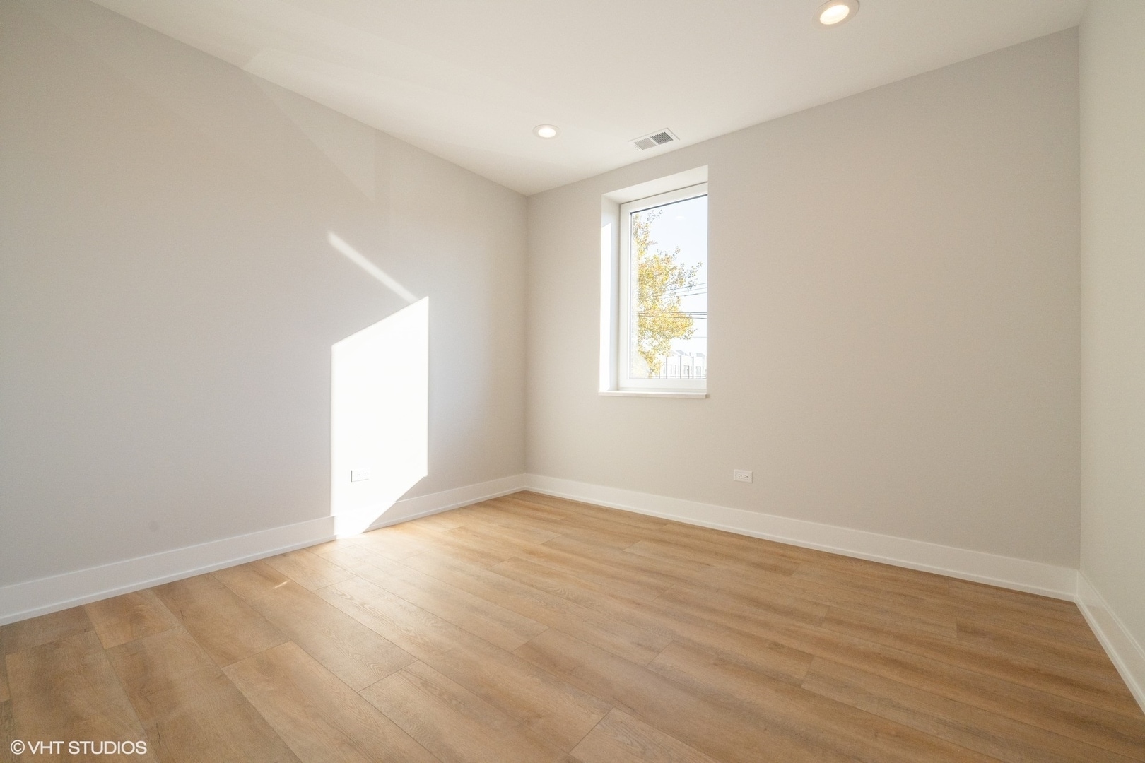 Building Photo - 3216 N Karlov Ave