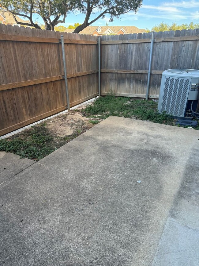 Building Photo - JULY MOVE IN - Spacious 3 Bedroom 3.5 Bath...