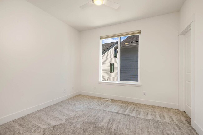 Building Photo - Newer Construction in Avenwood | 5BR Home Near Sammamish Commons