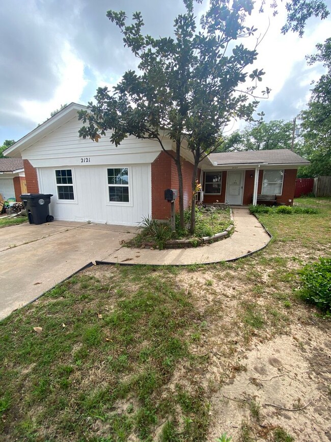 Building Photo - Charming 5 Bedroom House Bethany Oklahoma