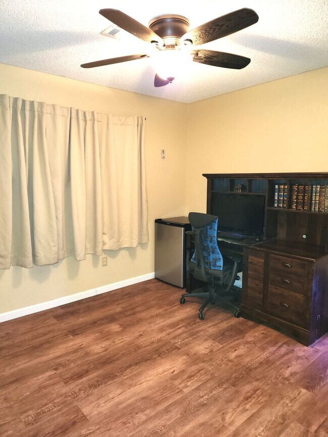 Building Photo - 4 bedroom, 2 bath in Ocotillo subdivision