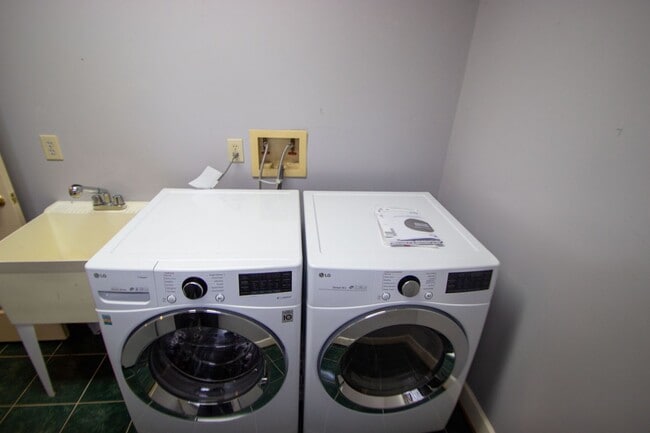 Building Photo - Elegant 4Bd/4Bth Brick Colonial