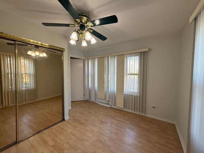 Building Photo - 2 Bedroom Unit available in Highland Park!