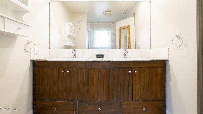 Building Photo - 5901 Hanna Ave