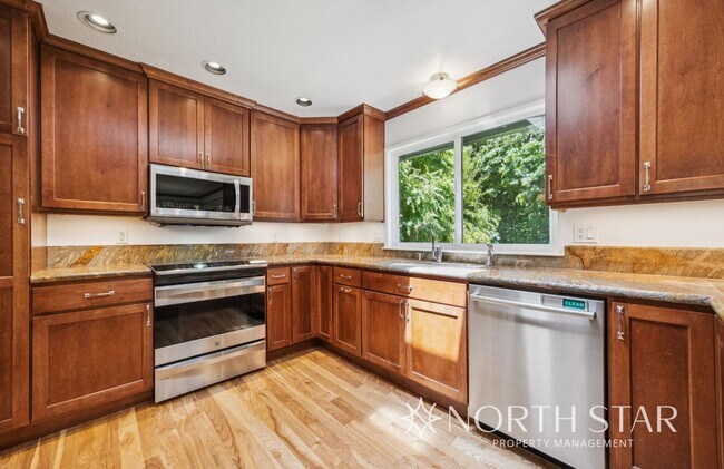 Building Photo - Beautiful Lake Oswego Ranch Home in Red Fo...