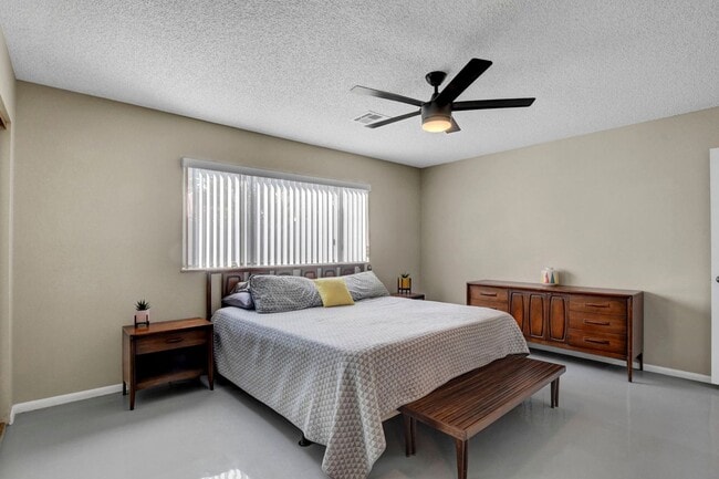 Building Photo - Fully Furnished, One Story, Near Strip, All Utilities Included with Flexible Lease Terms