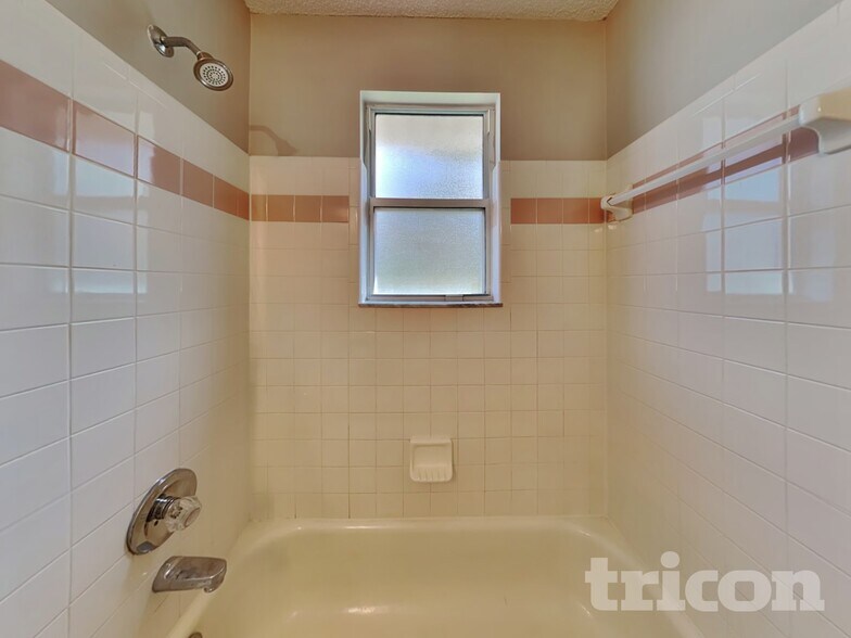 Building Photo - 635 Charles Pinckney St