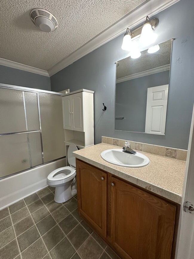 Building Photo - Three bed, two full bath! Single level in ...