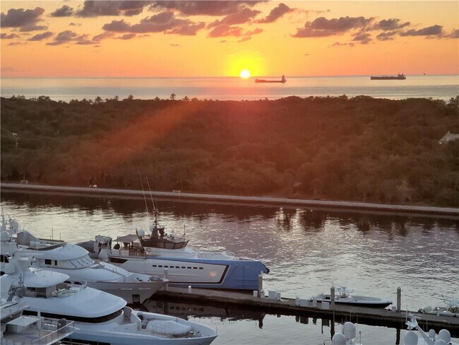 Building Photo - 1040 Seminole Dr