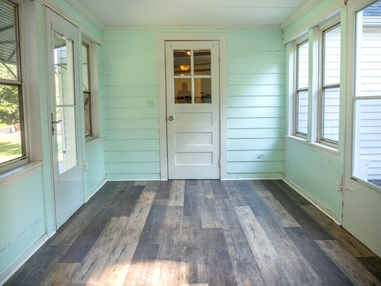Breezeway - 225 Cooper St
