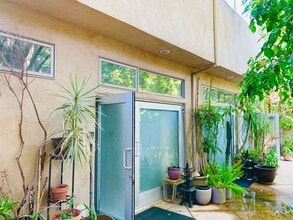 Building Photo - Home-Sweet-Home Vibe in Harper Ave!