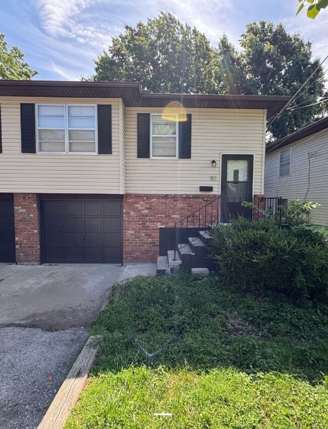 Primary Photo - Spacious 2 bedroom / 1 bathroom duplex in ...