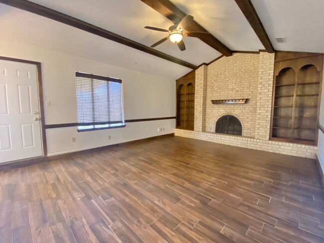 Building Photo - Pre leasing now for 4/01 move in.