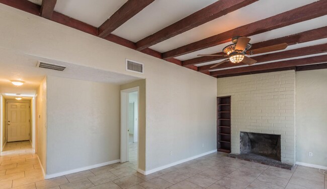 Building Photo - Available for a 10 month lease!! 4 bed, 2 bath less than a mile to campus! Pre-leasing for August...
