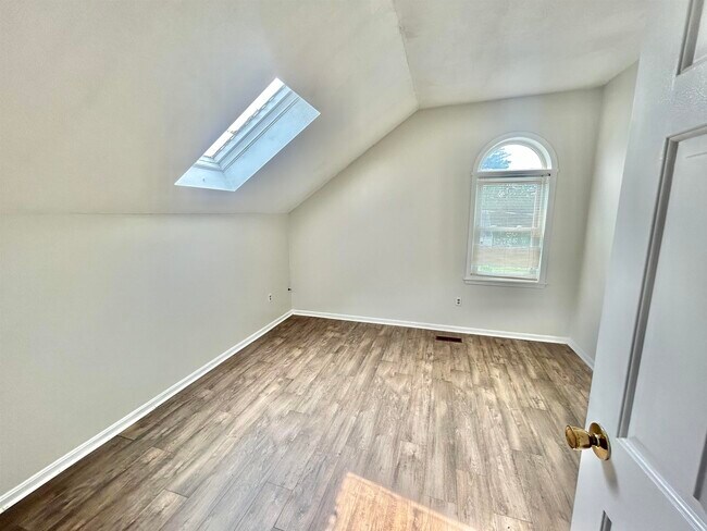 Building Photo - 4b Pine Grove Ave
