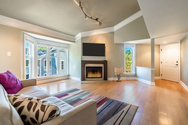 Building Photo - Gorgeous 2-Bedroom Condo Near Fletcher Par...