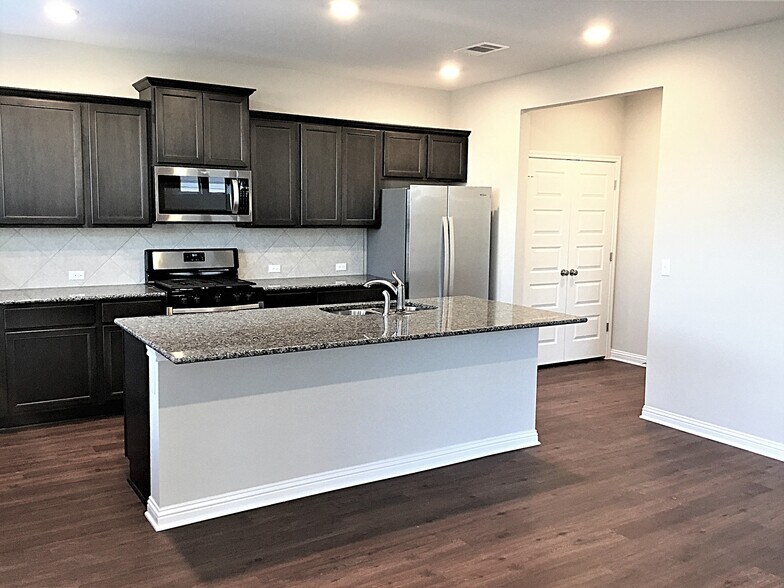 Building Photo - 5817 Monmarte Cove