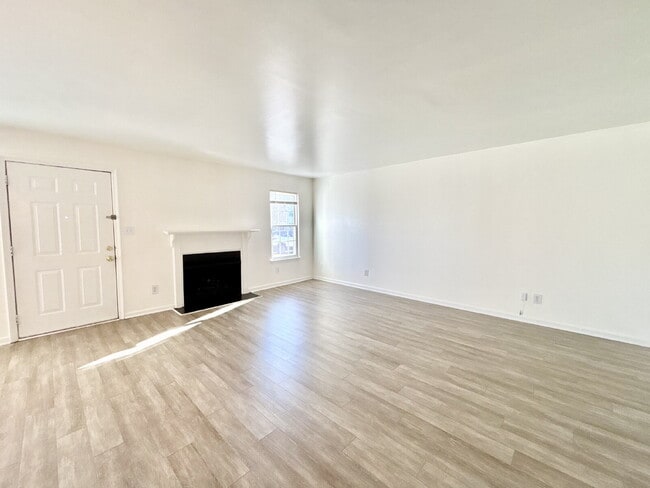 Building Photo - Gorgeous Updated Condo In Virginia Beach!