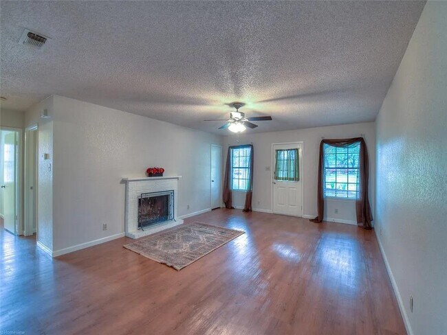 Building Photo - 601 Algerita Dr