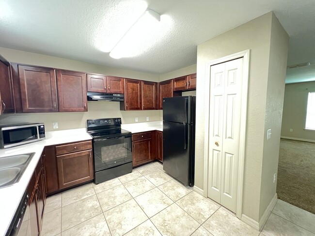 Building Photo - WONDERFUL 3 Bedroom, 2 Bathroom Home in Oc...
