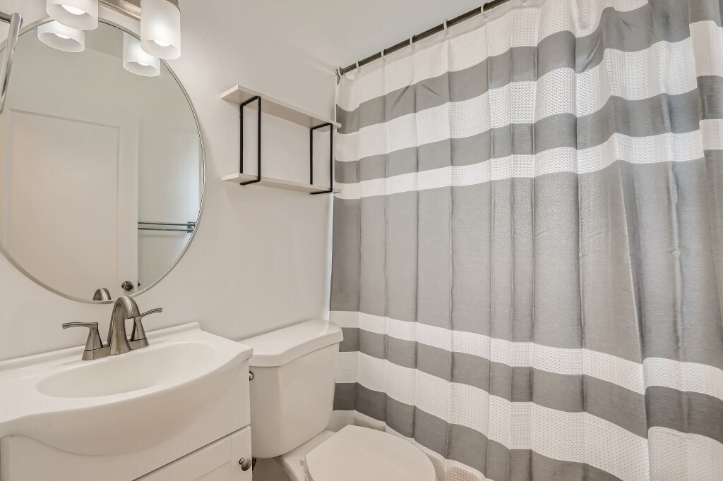 Full bath with soaking tub on the main - 451 NE Sumner St