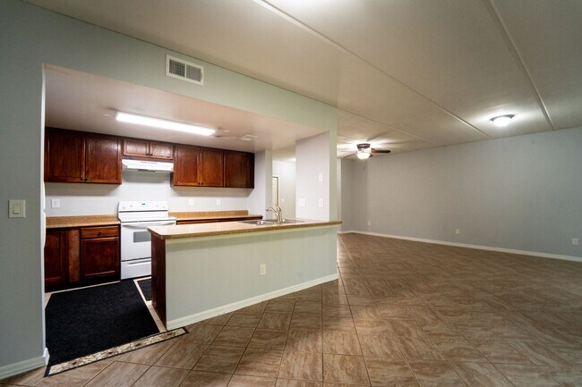 Building Photo - 2/2 1st Floor Apartment
