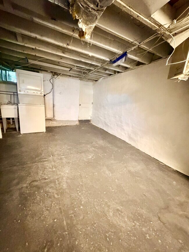 Building Photo - 2657 Bonnaffon St