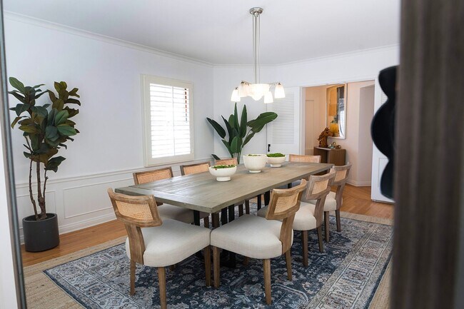 Building Photo - Gated Brentwood Circle Family Home