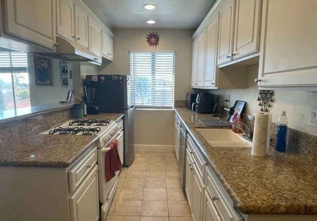 Building Photo - Updated 2nd Floor Corner Unit -3425 E. 15t...
